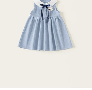 Detail von ärmellosem Baby-Mädchen-Gingham-Kleid mit Bubikragen und Schleife