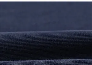 Gros plan détaillé sur la maille côtelée bleu marine en coton avec une texture douce et fine