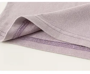 Vue détaillée du T-shirt en coton violet montrant des finitions de couture à double aiguille