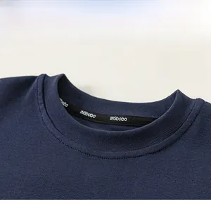 Détail du t-shirt bleu marine à col rond montrant le col renforcé avec marquage INSbobo