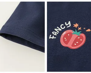 Détail d'un t-shirt en coton bleu marine avec manches à double couture et imprimé tomate
