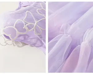 Broderie détaillée sur maille violette montrant la conception sans manches et le tulle