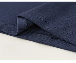 Détail du tissu en coton bleu marine avec des coutures à double aiguille de haute qualité