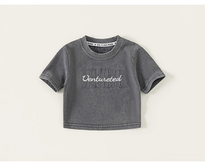 Détail d'un t-shirt gris délavé avec texte en relief et impression manuscrite blanche