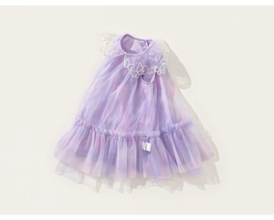 Détail de robe en tulle pour fille avec dégradé violet et broderie de dentelle papillon