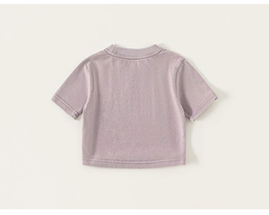 Vue détaillée du dos d'un t-shirt en coton lavande avec coutures renforcées à double aiguille