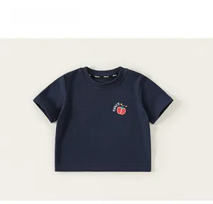 Détail d'un t-shirt enfant bleu marine en coton avec imprimé tomate rouge et texte FANCY