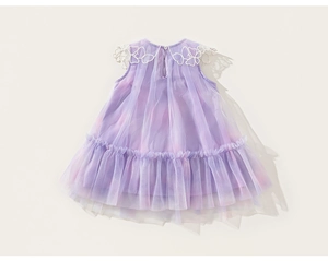 Détails de broderie florale blanche et tulle sur la robe sans manches violette fille