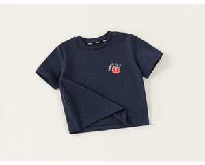 Détail du t-shirt bleu marine pour enfant en coton avec imprimé tomate rigolo