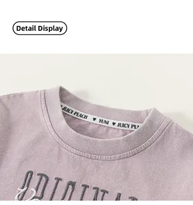 Détail du T-shirt en coton lavande avec bande de col et texture en maille douce