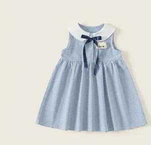 Details des blau-weiß karierten Kleides mit weißem Bubikragen und blauer Schleife