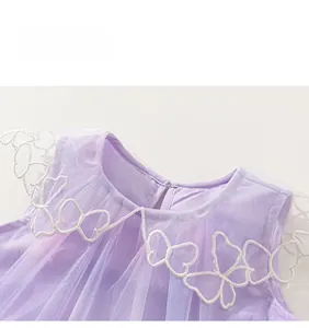 Détail de la broderie en dentelle papillon blanche sur le col de la robe de fée violette