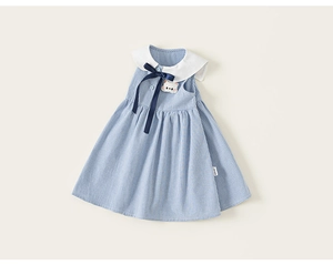 Detailaufnahme von blauem Gingham-Kleid für Mädchen mit Peter-Pan-Kragen