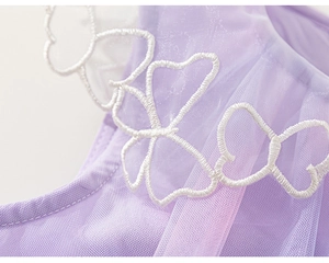 Détail de la broderie papillon blanche sur tissu en tulle de maille violette