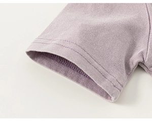 Détail de la double couture sur la manche d'un t-shirt en tricot violet fille