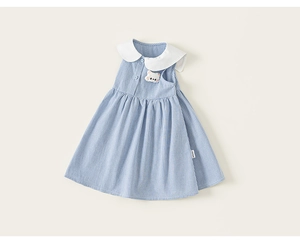 Detail von Baby-Mädchen Sommer-Karo-Kleid mit Peter-Pan-Kragen und Bären-Stickerei
