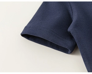 Détail de la manchette à double piqûre sur un t-shirt en coton bleu marine de haute qualité
