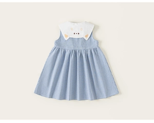 Detail eines ärmellosen Baby-Mädchen-Kleides mit blauem Karo und Katzenstickerei