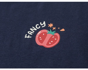 Détail du t-shirt enfant en coton bleu marine avec imprimé tomate et texte Fancy