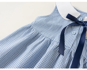 Detailansicht Baby Mädchen Kleid mit blauem Karomuster, Peter-Pan-Kragen und Schleife