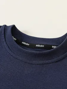 T-shirt bleu marine pour enfants avec col rond côtelé et finitions de couture durables