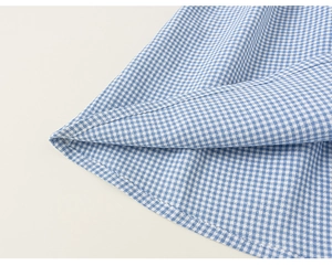 Detailaufnahme des blau-weißen Karo-Kleidsaums mit hochwertiger Verarbeitungsqualität