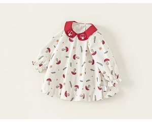Detailansicht des roten Peter-Pan-Kragens mit Pilzstickerei auf dem Babykleid