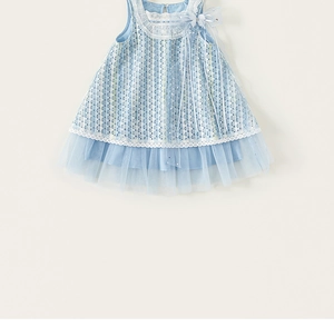 Détail de la robe en tulle bleu clair avec broderie florale et nœuds sur les épaules