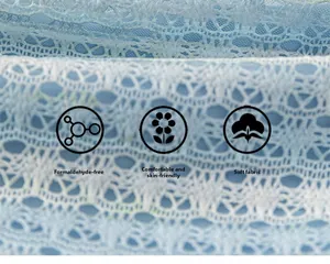 Vue macro d'un tissu en maille dentelle bleu clair sans formaldéhyde et doux pour la peau