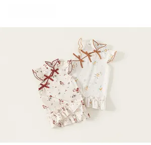 Dettaglio dell'abito qipao per bambina con fiori, bottoni tradizionali e volant