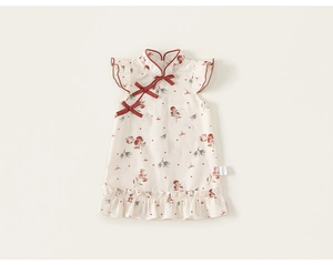 Dettaglio dell'abito qipao floreale per bambina con fiocchi rossi e balze sul bordo