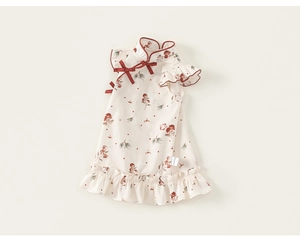 Dettaglio dell'abito qipao floreale da bambina con fiocchi rossi e bordo a balze
