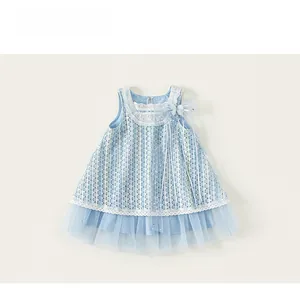 Vue détaillée de la robe sans manches bleu clair pour fille avec dentelle et tulle