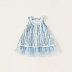 Vue détaillée de robe bleue pour fille avec dentelle blanche et jupon en tulle