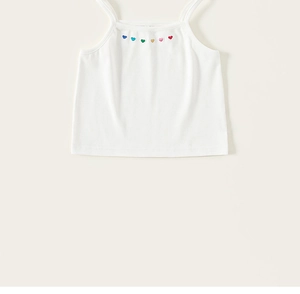 Détail du débardeur blanc pour fille avec broderie de coeurs colorés sur le col en coton