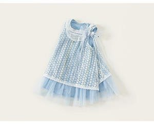 Détail d'une robe bleue sans manches pour fille avec dentelle blanche et voile plissé