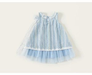 Détail de la robe sans manches pour filles avec texture dentelle et nœud en tulle