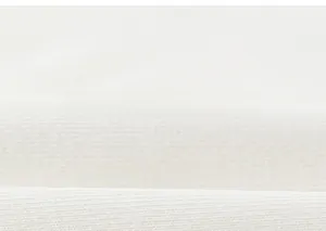 Gros plan sur un tissu en coton tricoté blanc avec une texture côtelée douce pour les filles