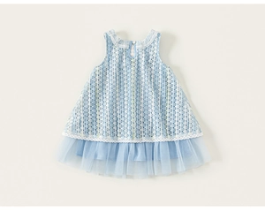 Détail de robe sans manches pour fille en dentelle avec ourlet en tulle bleu et broderie