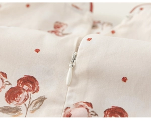 Dettaglio della cerniera invisibile su un vestito a fiori per bambine