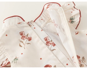 Dettaglio vestito floreale bimba con colletto a balze e zip invisibile sulla schiena