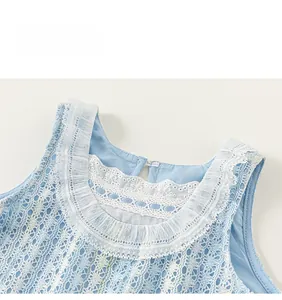 Détail de la robe bleu clair pour fille avec col en dentelle blanche et broderie à volants
