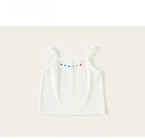 Détail du débardeur blanc en coton pour fille avec broderie de coeurs multicolores