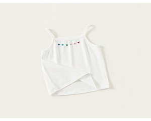 Détail de la broderie cœur colorée sur le débardeur blanc en coton pour filles