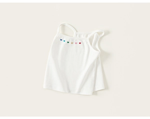 Détail de la broderie de cœurs colorés sur un débardeur blanc en coton pour filles