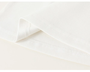 Détails macro de l'ourlet en coton blanc avec des coutures de haute qualité à double aiguille