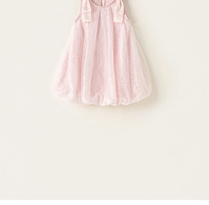 Dettaglio vestito rosa bimba con corpetto di paillettes, strati in tulle e fiocchi