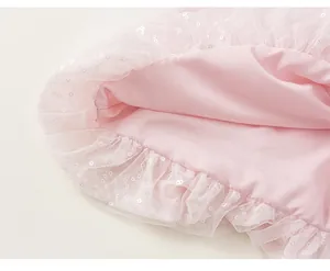 Dettaglio di gonna rosa in rete a bocciolo con paillettes luccicanti per abiti da bambina