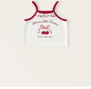Détail du débardeur fille en coton avec volants rouges, motif cerise et texte Bloom Like