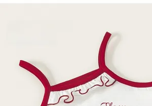 Détail du haut débardeur en coton blanc pour filles avec bordure rouge et col à volants